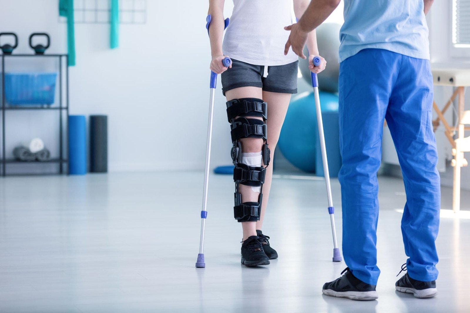 Rééducation orthopédique avec béquilles au cabinet Cap Beaune