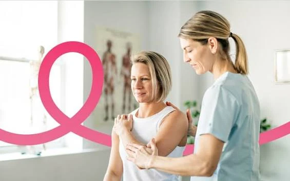 Kinésithérapeute mobilisant l’épaule d’une patiente suivie en cancérologie